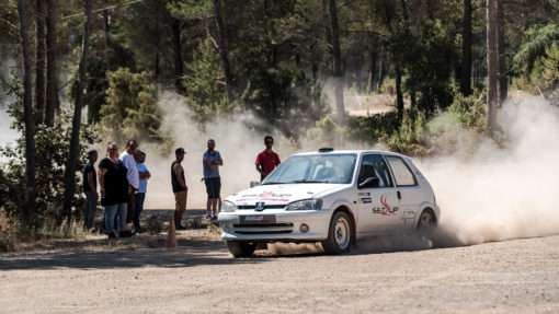 La 106 Rallye devant le groupe de stagiaires