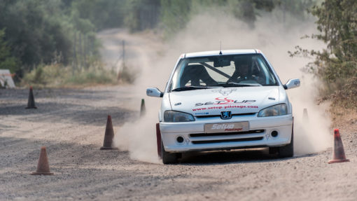Stagiaire sur les freins de sa 106 Rallye